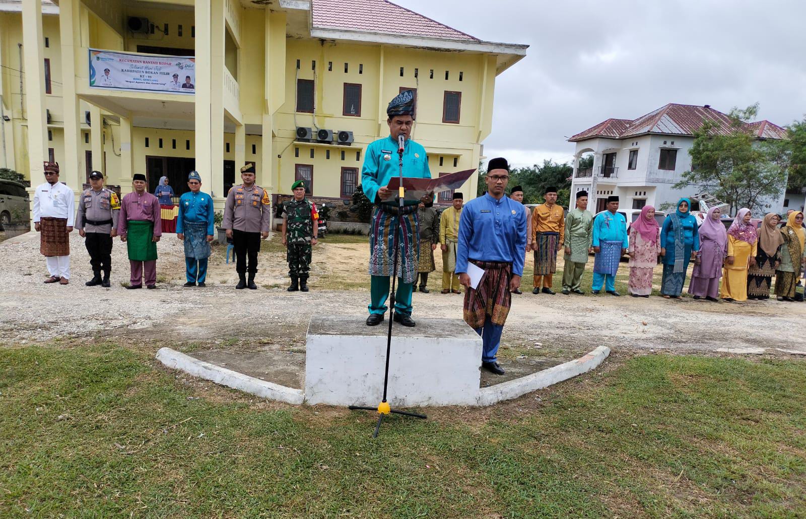 Peringatan HUT Kabupaten Rokan Hilir ke-25 di Kecamatan Rantau Kopar: Menggelar Apel di Kantor Camat