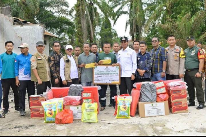 WAKIL BUPATI ROKAN HILIR SERAHKAN BANTUAN KEPADA KORBAN KEBAKARAN DI BAGAN CEMPEDAK